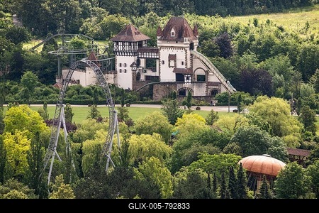 Castle, roller coaster, Tripsdrill amusement park, Cleebronn, Baden-Württemberg, Germany-stock-foto