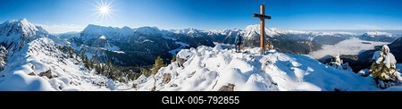 Alpine panorama in winter with nice weather, hiker at the summit of the Jenner with summit cross, in the back Watzmann, Berchtesgaden National Park, Berchtesgaden Alps, Schönau am Königssee, Berchtesgadener Land, Bavaria, Germany-stock-foto