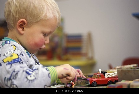 Little one year old boy painting toy fire car-stock-foto
