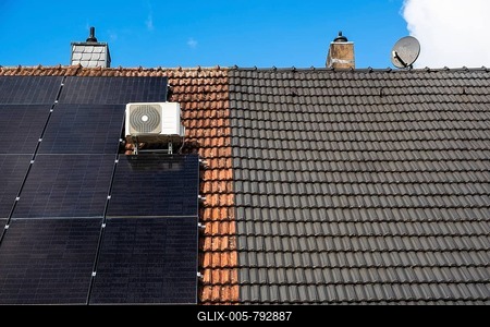 Roofs of a semi-detached house with and without solar panels in Essen, Germany-stock-foto