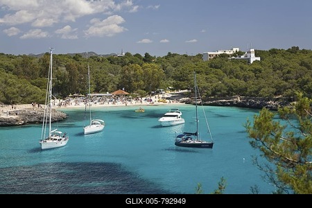 Bay Cala Mondragó with sailing yachts, beach Caló d'en Garrot, natural park of Mondragó, Mallorca, Majorca, Balearic Islands, Mediterranean Sea, Spain, Europe-stock-foto