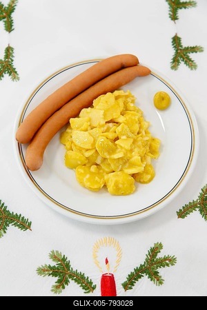 Swabian cuisine, potato salad with string sausages, Wienerle, Wiener sausages, thin boiled sausage, horseradish sausage, Frankfurter sausage, savoury, salty, typical Swabian, typical Christmas dinner, fast food for Christmas Eve, home cooking, plate, mustard, Christmas decoration, hand-embroidered table linen, Christmas motifs, fir branch motif, Christmas tablecloth, handmade, embroidered candle, traditional cuisine, food photography, studio, Germany-stock-foto