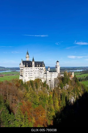 Picturesque view of Neuschwanstein Castle with towers and surrounding forests, Schwangau, Ostallgäu, Allgäu, Swabia, Upper Bavaria, Bavaria, Germany-stock-foto