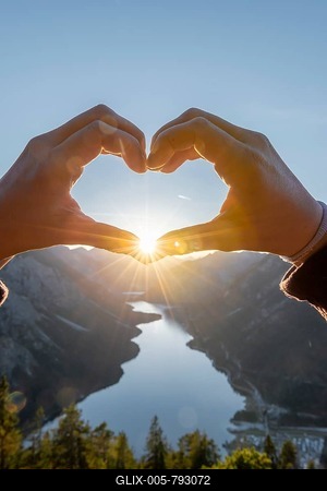 Hand forms a heart in front of alps and mountain lake, sun star, symbol love for nature and hiking, view from Schönjöchl, Plansee, Tyrol, Austria-stock-foto