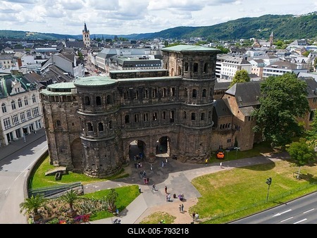 Historical architecture of the Porta Nigra with city panorama, surrounded by mountains and green areas, aerial view, Porta Nigra, Black Gate, Roman city gate, Trier, Rhineland-Palatinate, Germany-stock-foto
