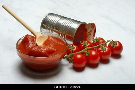 Tinned tomatoes in a bowl, tin can and tomatoes-stock-foto