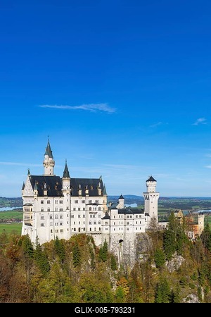 Neuschwanstein Castle towers over a colourful autumn forest under a clear sky, Schwangau, Ostallgäu, Allgäu, Swabia, Upper Bavaria, Bavaria, Germany-stock-foto