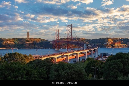 View of Lisbon view from Miradouro do Bairro do Alvito tourist viewpoint of Tagus river, traffic on 25th of April Bridge, and Christ the King statue at sunset. Lisbon, Portugal-stock-foto