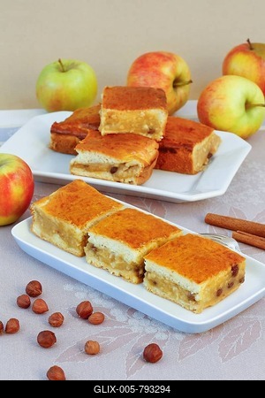 Swabian cuisine, Kirchweihkuchen on serving platter, cake forks, Swabian baking speciality, out of the oven, baked, sweet cake, covered apple pie, apple sauce slices, apple compote, sheet cake, home cooking, yeast yeast dough, sweets, hazelnuts, sultanas, pastries, cinnamon sticks, apples, traditional cuisine, food photography, studio, Germany-stock-foto