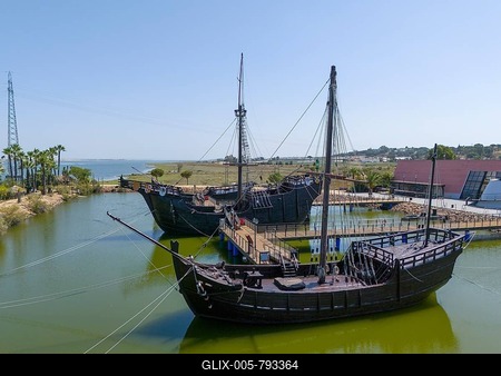 Resting harbour with historical replicas of sailing ships in the water under a clear sky, aerial view, Muelle de las Carabelas, reproductions of La Nińa, La Pinta and La Santa María, Museum, Palos de la Frontera, Province of Huelva, Andalusia, Spain-stock-foto