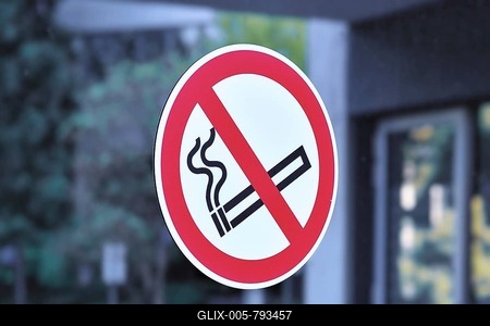 Red round 'No smoking' sign with crossed out cigarette icon-stock-foto