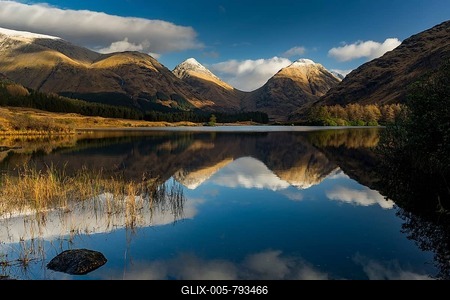 Loch Urr with reflection of Stob Coire and Stob Dubh, Glen Coe, Rannoch Moor, west Highlands, Scotland, Great Britain-stock-foto