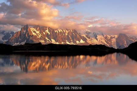 Mont Blanc massif in the evening light reflected in Lac de Chésserys, Chamonix, France-stock-foto