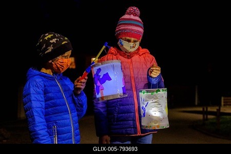 St. Martin's procession, children with lanterns, lantern procession with mask, Corona, Bavaria, Germany-stock-foto