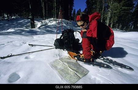 Woman studying a map while snowshoeing in the Karwendel mountains Germany-stock-foto
