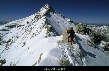 Woman on the ridge towards the Oedkarspitze Karwendel Germany-stock-foto