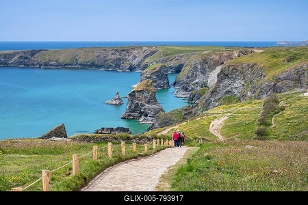 Footpath along the rugged coastline to the Bedruthan Steps cliff formation, North Cornwall, England, United Kingdom-stock-foto
