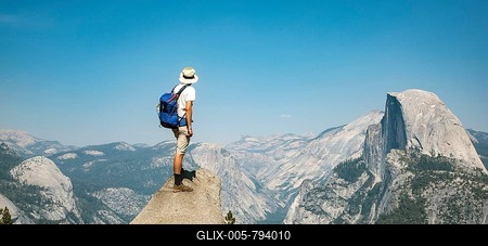 Young man standing on ledge, looking at the Half Dome, view from Glacier Point, Yosemite National Park, California, USA-stock-foto