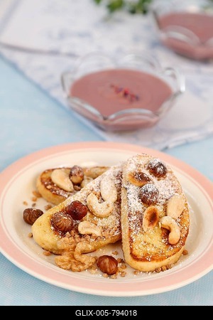 Swabian cuisine, French Toast with nuts and red wine sauce, bread baked in fat on plate with icing sugar, dessert, dessert, Germany-stock-foto