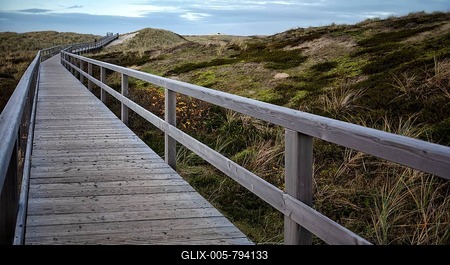 Wooden walkway through the dunes to the sea, Rotes Kliff, Kampen, North Sea island of Sylt, North Frisia, Schleswig-Holstein, Germany-stock-foto