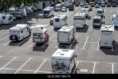 Night parking lot, parking lot with many caravans, Nuremberg, Middle Franconia, Bavaria, Germany-stock-foto