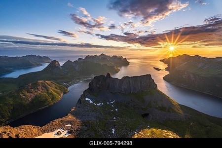 View over Senja's fjords and mountain peaks under the midnight sun, Mount Grytetippen, Senja, Norway-stock-foto