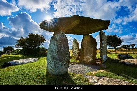 Pentre Ifan, Neolithic megalitic stone burial chamber dolmen built about 3500 BC in the parish of Nevern, Pembrokeshire, Wales, Great Britain-stock-foto