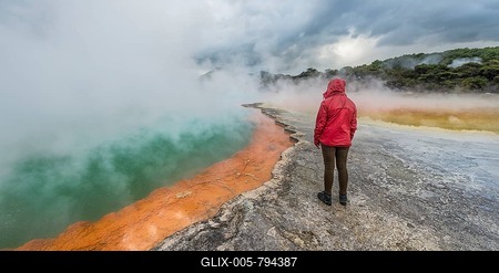 Woman standing on edge of Champagne Pool, hot spring, Waiotapu Geothermal Wonderland, Rotorua, North Island, New Zealand-stock-foto