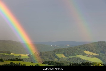 A rainbow and Bernstein castle, Hochneukirchen, Lower Austria, Austria, Europe-stock-foto