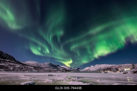 Northern lights over the Senja Island, Troms, Norway-stock-foto