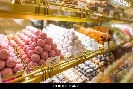 Chocolates in a shop window, Harrods Shopping Centre, London, England, Great Britain-stock-foto