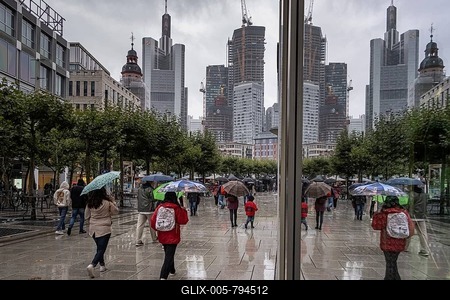Passers-by walk along the Zeil in Frankfurt am Main during rainy weather. The summer of 2023 has so far proven to be very rainy compared to previous years., Zeil, Frankfurt am Main, Hesse, Germany-stock-foto