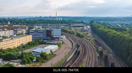 Track apron at Stuttgart main station. Once the Stuttgart 21 project is completed, the new Rosenstein neighbourhood with flats is to be built here. But the plan is faltering. Firstly, the connection of the Gäubahn railway to the new through station is unclear. Secondly, an amendment to the General Railway Act (AEG) could prevent the track system from being cancelled. Aerial view. Stuttgart, Baden-Württemberg, Germany-stock-foto