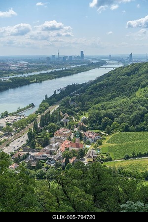 Viewpoint on the way to Leopoldskirche with a view of Kahlenbergdorf and the Danube in the background Danube Tower, Vienna, Austria-stock-foto