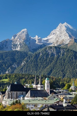 View over Berchtesgaden with collegiate church St.Peter and royal castle to Watzmann, Bavaria, Upper Bavaria, Germany-stock-foto