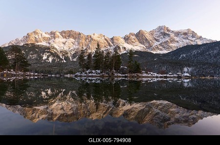 Lake Eibsee lake in winter with snow-covered Zugspitze, sunset, reflection, Wetterstein range, Upper Bavaria, Bavaria, Germany-stock-foto
