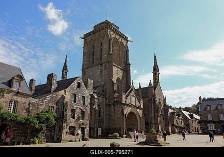In the medieval village of Locronan, Saint Ronan church and the Chapelle du Penity in the market square, main square, one of the Plus beaux villages de France Most beautiful villages of France, Brittany, France-stock-foto
