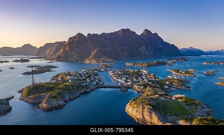 Aerial view, evening sun over Henningsvaer with football stadium, rock islands in the sea off Bergen, Festvågtinden, Vestvågøy, Lofoten, Nordland, Norway-stock-foto