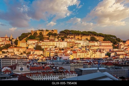 View of Lisbon city from Miradouro de Sao Pedro de Alcantara viewpoint on sunset. Lisbon, Portugal-stock-foto