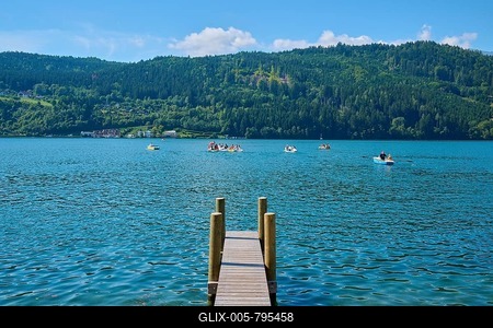 Lake shore, wooden jetty, rowing boats, summer, Lake Millstatt, Millstatt, Carinthia, Austria-stock-foto