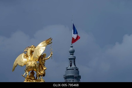 Column with the group of figures Fama of Agriculture on the Pont Alexandre III bridge over the Seine, behind it the dome of the Grand Palais with the French national flag, Tricoloe, Paris, Île-de-France, France-stock-foto