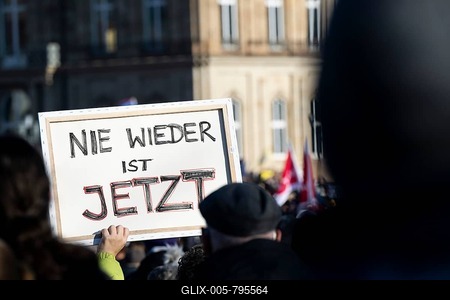 Pictures taken during the demonstration Haltung zeigen! against Nazi deportation plans of the AfD on the Schlossplatz in Stuttgart, 20.01.2024. A sign with the inscription Nie wieder ist jetzt-stock-foto
