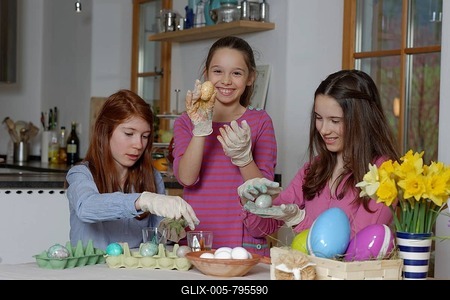 Girls colouring Easter eggs for Easter, Upper Bavaria, Bavaria, Germany-stock-foto