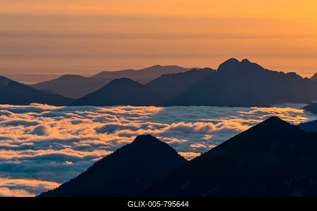 Mountain peak with sea of fog at sunrise, Wilder Kaiser, Scheffau, Tyrol, Austria-stock-foto