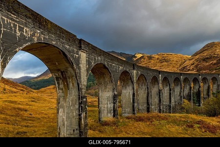 Glenfinnan railway viaduct, with autumn colours and cloudy sky, Glenfinnan, West Highlands, Scotland, Great Britain-stock-foto