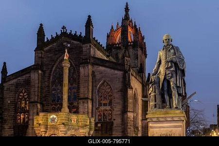 Adam Smith Monument, Gothic St Giles' Cathedral at dusk, Edinburgh, Scotland, United Kingdom-stock-foto