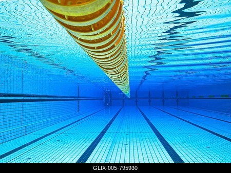 Unterwasseraufnahme eines mit Wasser gefüllten Schwimmbeckens ohne Menschen, Trennlinien und Bahnmarkierungen auf dem Boden-stock-foto