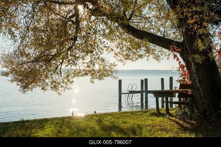 Bridge with ladder into the lake, Lake Constance in autumn, Uhldingen-Mühlhofen, Baden-Württemberg, Germany-stock-foto