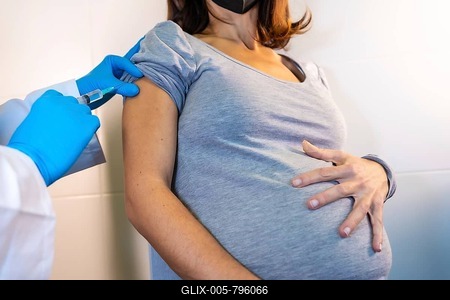 A young pregnant woman receiving the coronavirus vaccine. Antibodies, immunize population. side effects, risk people, antibodies, new normal, covid-19-stock-foto