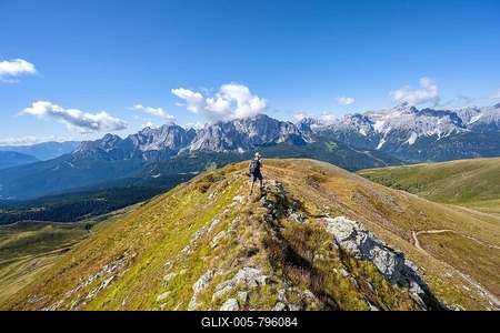 Mountaineers on a hiking trail between green mountain meadows on a mountain ridge, mountain panorama, view of rocky mountain peaks of the Sesto Dolomites, Carnic Main Ridge, Carnic High Trail, Carnic Alps, Carinthia, Austria-stock-foto